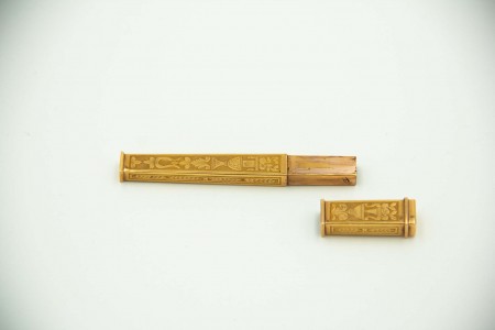 Porta-Lacre com sinete em ouro amarelo com gravados de liras, cálices e flores.